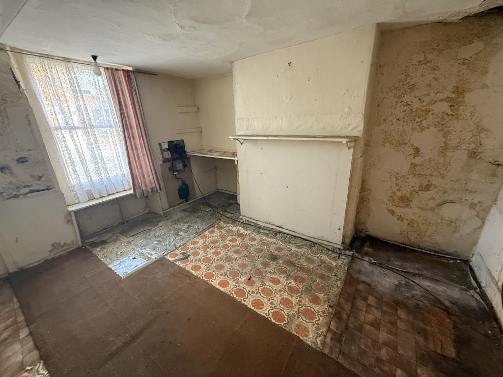 Lot: 70 - MID-TERRACE COTTAGE FOR REPAIR AND REFURBISHMENT - Second reception sitting room